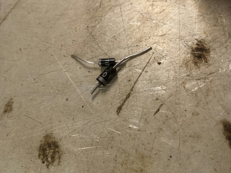 Разобрался зачем нужен диод на входе в реле и шторку — Toyota Yaris (p1 ...