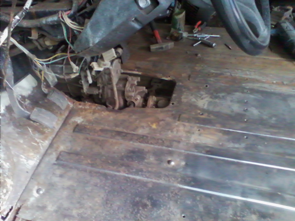 зачистка пола от ржавчины и остатков краски и окончательная разборка ...