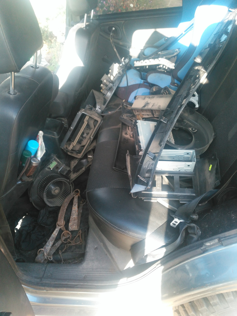 Замена радиатора отопителя. — Chevrolet Niva, 1,7 л, 2012 года | своими ...