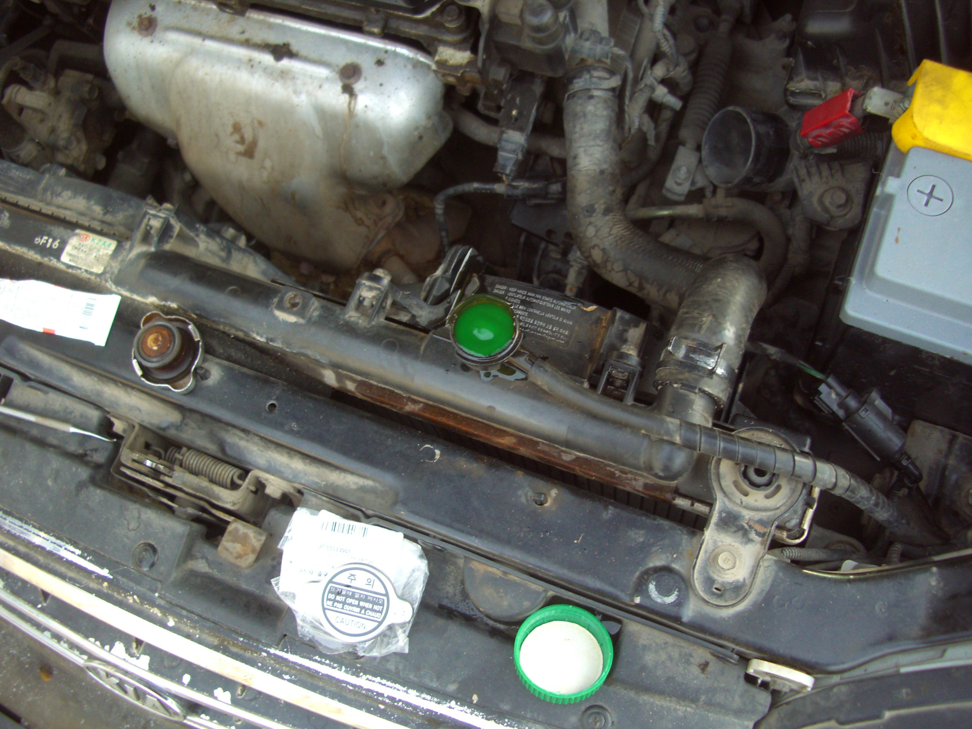 антифриз киа спектра 2007. Kia spectra 2007 антифриз бачок. тормозная жидкость киа маджентис 2006. куда заливать антифриз спектра. оранжевый налет в радиаторе.