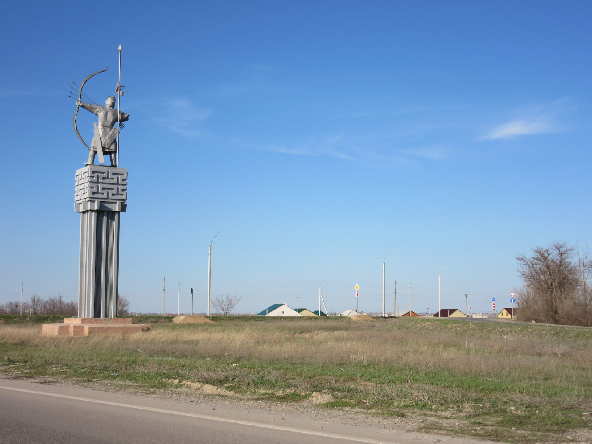 Погода астраханская область камызякский. Въезд в Элисту. Камызякского района памятники. Памятник при въезде в Элисту. Астрахань памятник въезд.