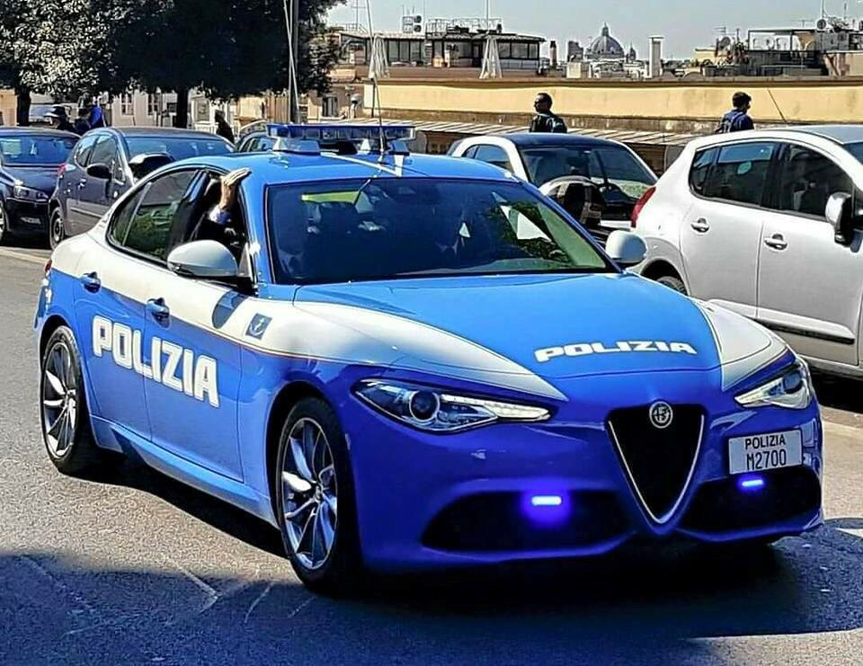 E polis. Альфа Ромео polizia. Альфа Ромео полиция в Италии. Alfa Romeo Giulia QV, Италия полиция. Полицейские машины альфрамео.