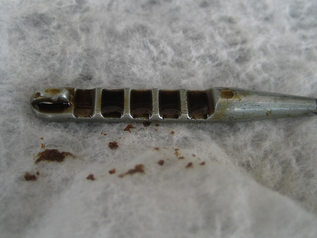 Тройник сапуна ваз 2106. Масляный щуп сузуки свифт 1005. Опель тигра щуп масла. Опель тигра щуп масла. Сапун на коробке ваз 2106.