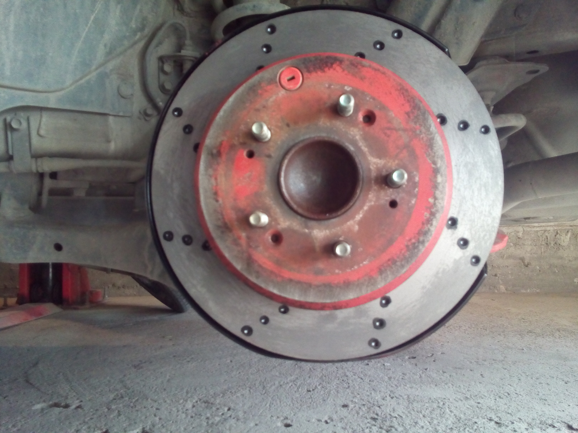 Тормозные диски с перфорацией и с насечками для toyota prado 120. Диск тормозной задний перфорированный outlander 3. Тормозные диски ланцер 9 с перфорацией 5. Задние перфорированные тормозные диски хонда срв 3. Brembo 08.