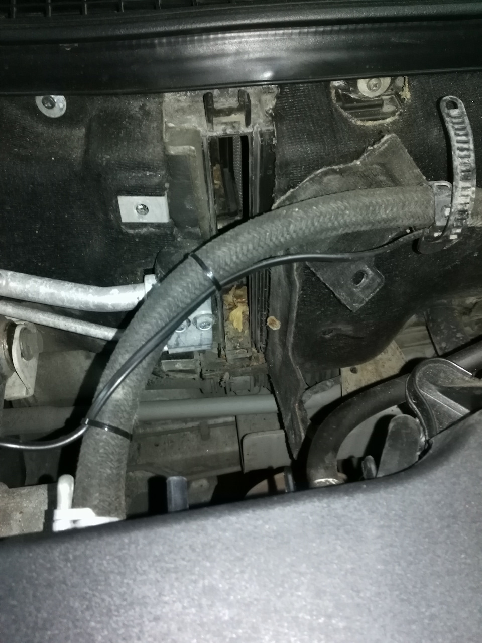 Замена заглушек фар, замена салонного фильтра — Lada Приора хэтчбек, 1 ...