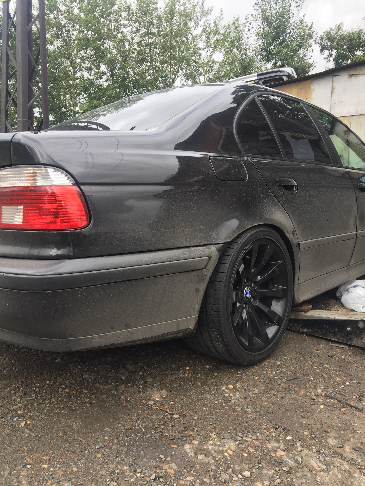 Е39 128. 245 40 R18 на е39. BMW e39 235/45 r18. 245 40 R19 е39 зад. 245 40 R19 е39 в круг.
