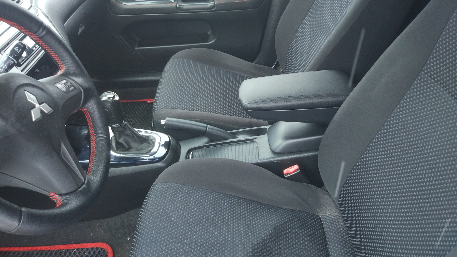 Подлокотник от Цедии Туринг + шторка на подстаканники! - Mitsubishi Lancer IX, 1