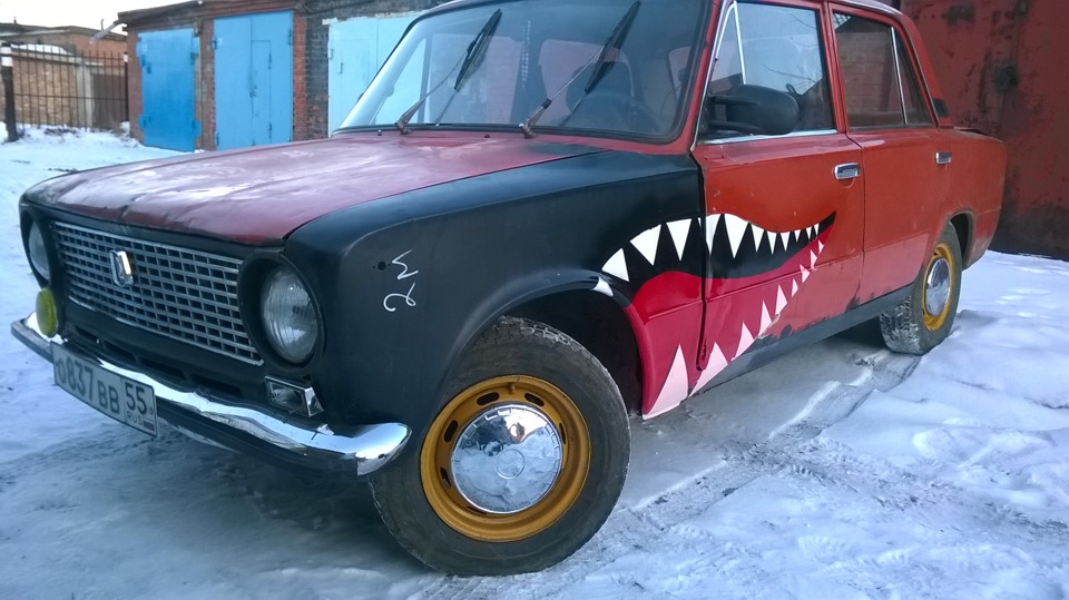 Акула на крыле авто