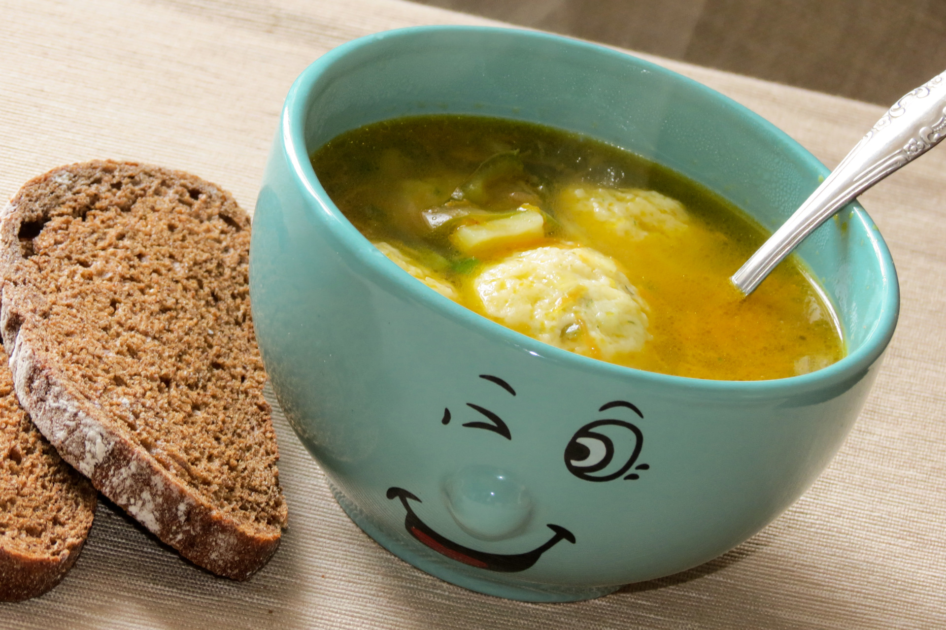 Суп шаре. Суп с сырными клёцками.. Суп с сырными шариками. Венгерский суп с сырными клецками. Сырный суп с сырными шариками.