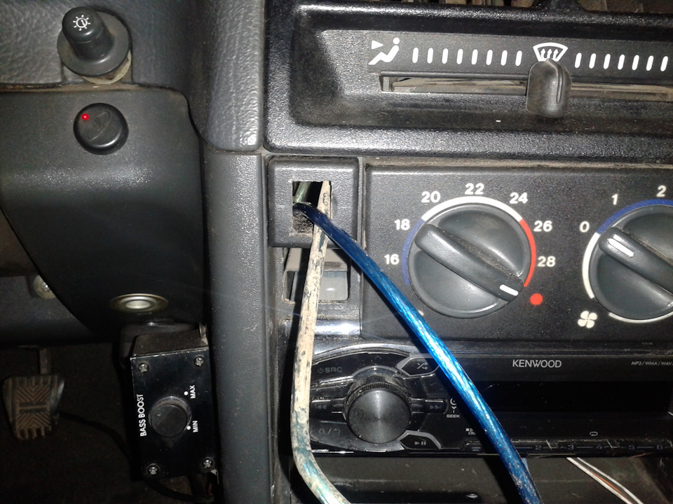 кнопка включения сабвуфера — Lada 21124, 1,6 л, 2005 года | просто так ...