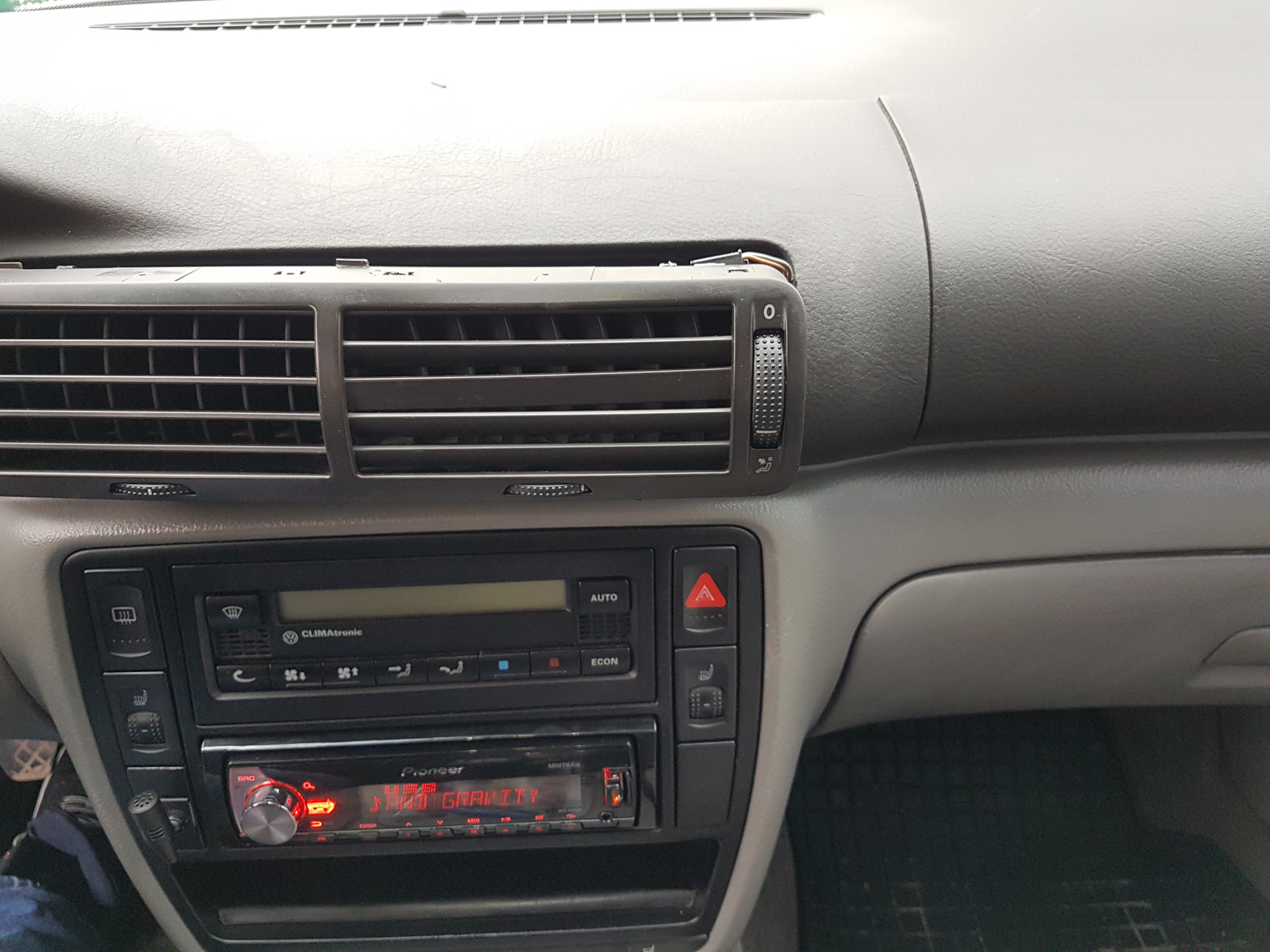 воздуховод passat b5. воздуховод пассат б5. центральный дефлектор пассат б5. патрубок воздуховода пассат б5. дефлектор воздуховода пассат б5.