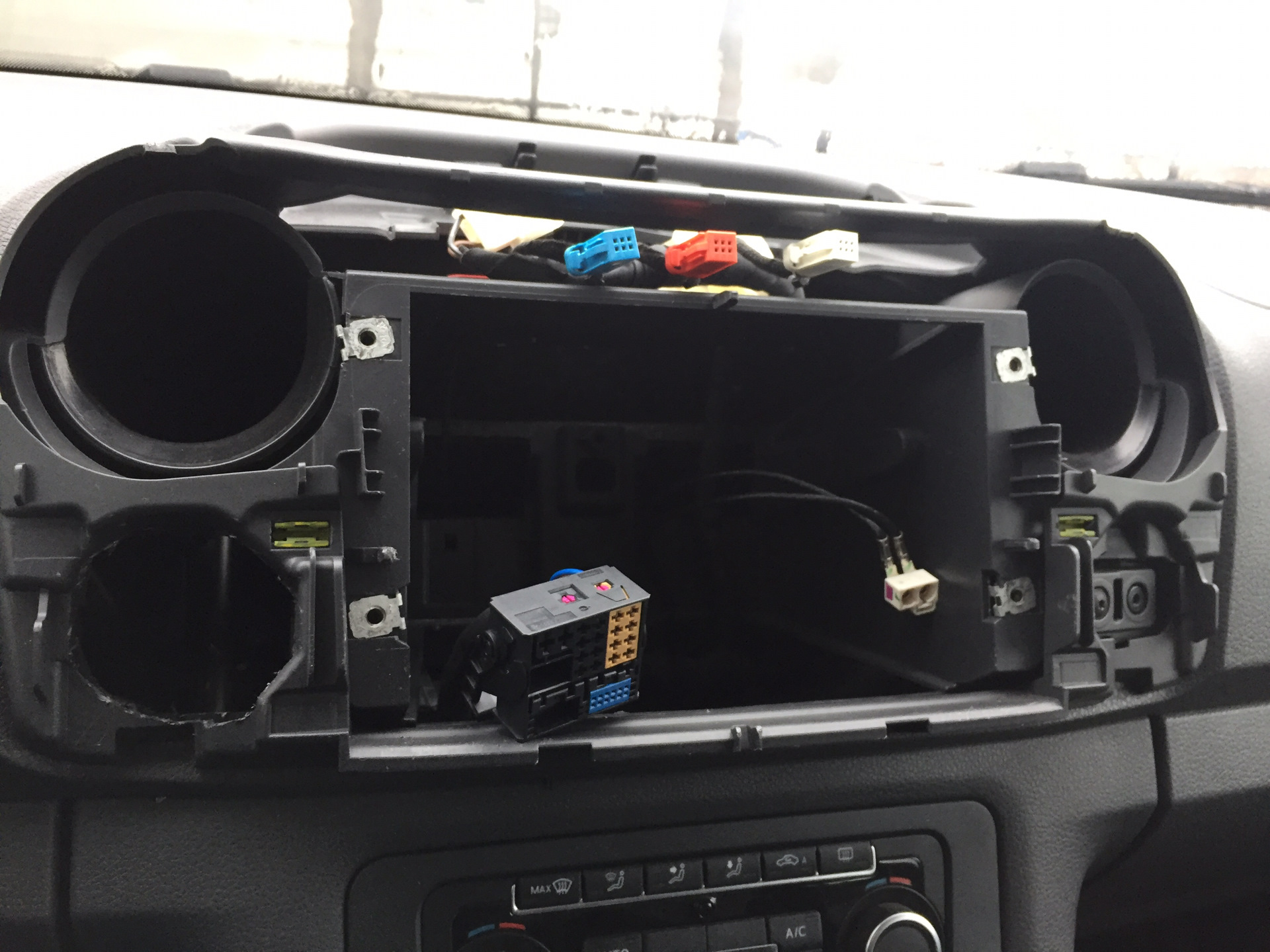 Как снять магнитолу фольксваген амарок Майфун RCD-510 мне в Амарок) - Volkswagen Amarok, 2 л, 2015 года автозвук DRIVE2