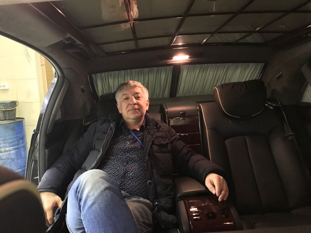 Таксую на майбахе на ютубе. Таксист на майбахе. Такси на майбахе. Таксист на майбахе в Москве. Майбах Таксуем на майбахе.