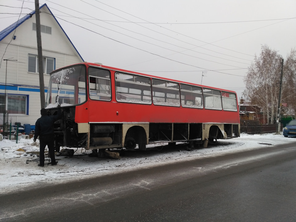 Сгоревший автобус икарус фото