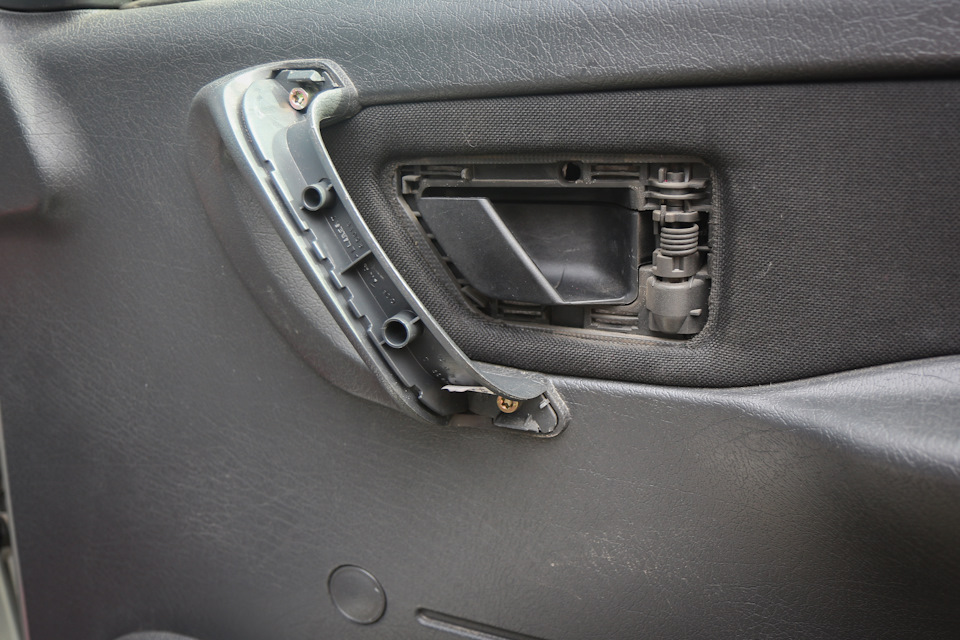Два винта под накладкой. — Citroen Berlingo (1G)