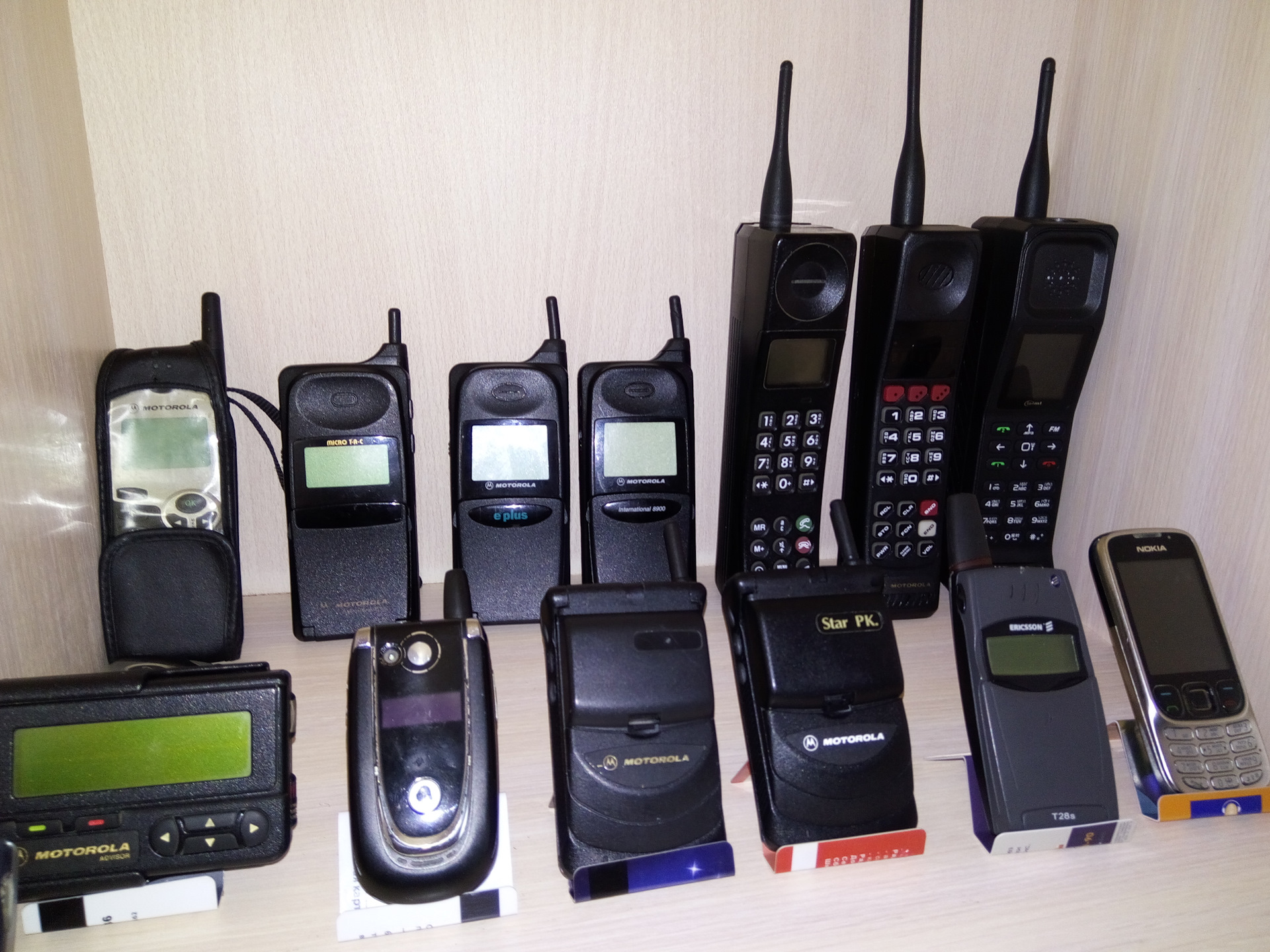 Мобильные телефоны 90. Motorola сотовый 90. Моторола сотовый в 90. Motorola сотовый 2000. Моторола в 80.