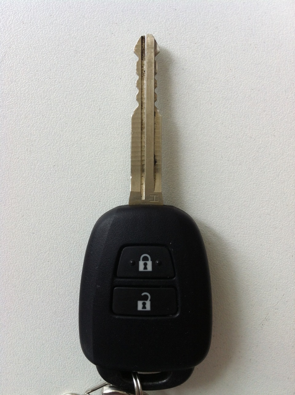 Ключ тойота рав. Ключ Toyota rav4. Ключ Тойота рав 4. Ключ зажигания на раф4 2013 года. Ключи на рав4 2022.