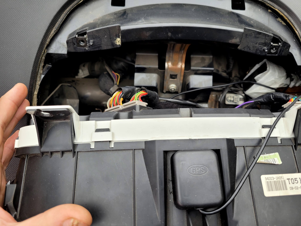 установка простейшая — сдергиваем козырек, откручиваем 3 самореза крепления приборки — KIA Ceed SW (1G). Запчасти на фото: 940031H051