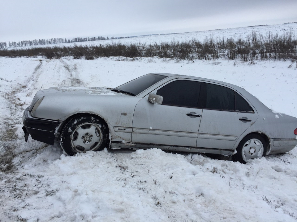 почти выехал сам) — Mercedes-Benz E-Class (W210)