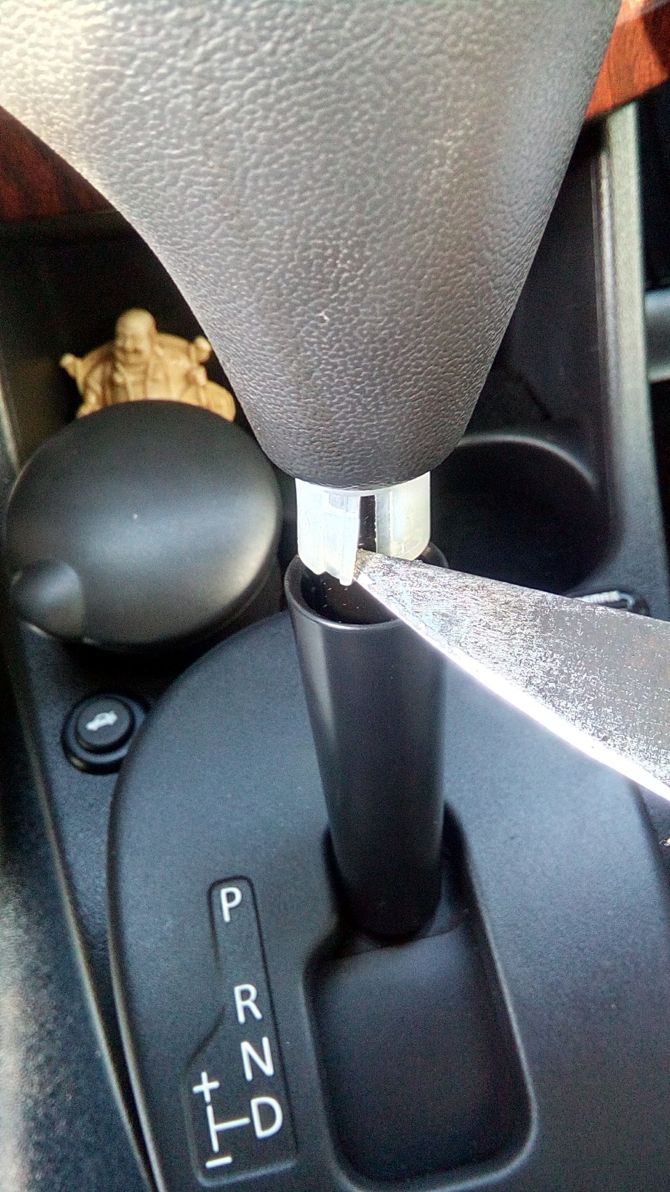 острым предметом отводим зажим всторону и тянем ручку вверх нажав на кнопку блокировки — Renault Logan (1G)