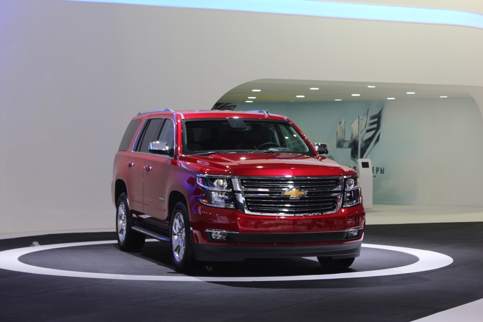 Chevrolet Tahoe 2015 с человеком