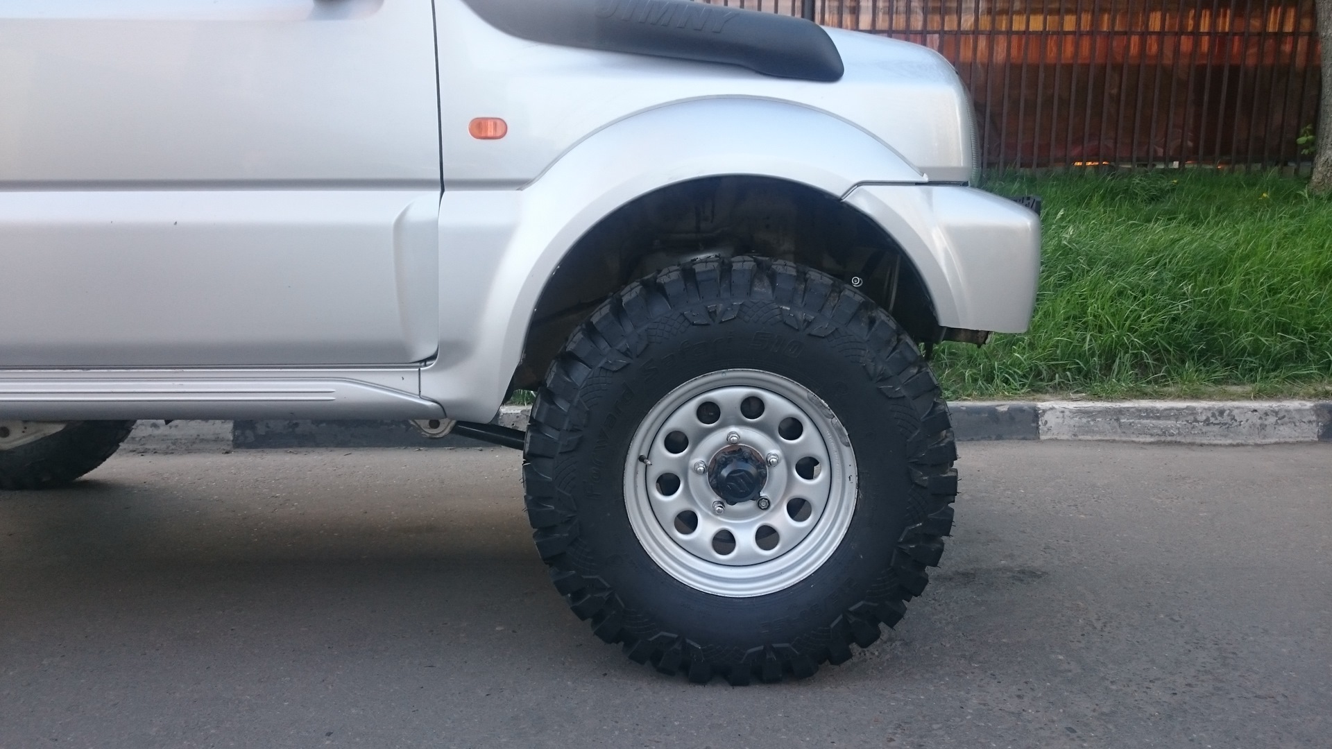 31 колеса. Сузуки Джимни на 31 колесах. Suzuki Jimny сафари. Forward Safari 540 205/75 r15 на Сузуки Джимни 1998 года. Джимни на 31 колесах.