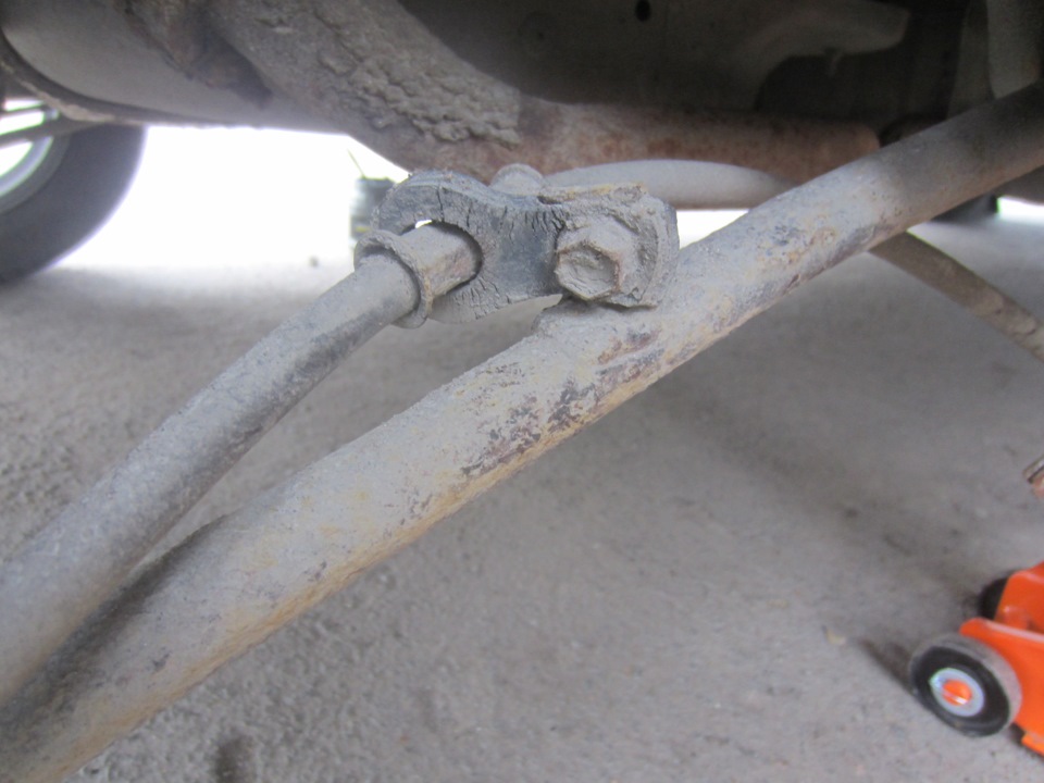 еще один болт на 12 — удобнее на снятом колесе — Hyundai Accent (2G)
