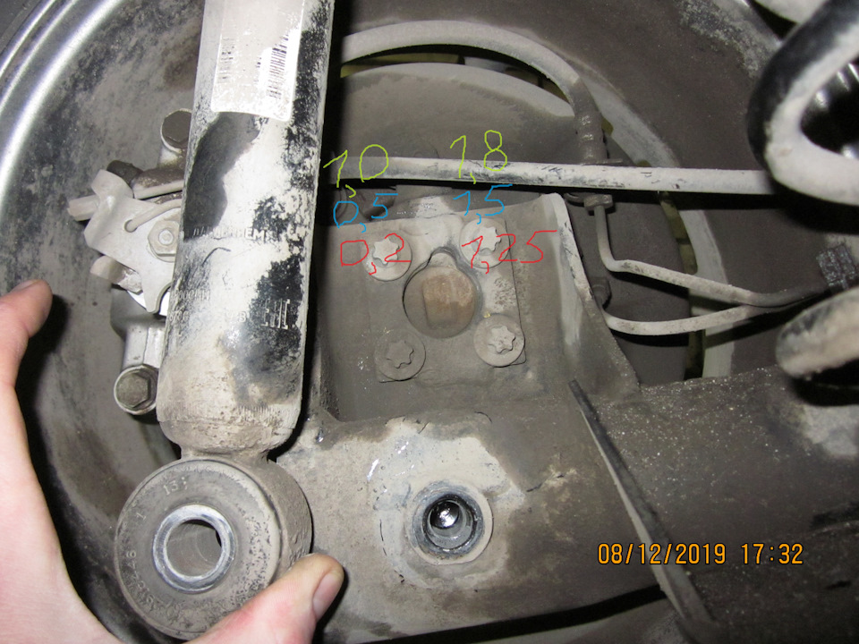 Заднее левое колесо. Зелёные цифры — толщина предварительно подложенных прокладок; синие цифры — толщина корректирующих прокладок; красные цифры — толщина необходимых прокладок — Lada Vesta SW (1G). Запчасти на фото: 610621