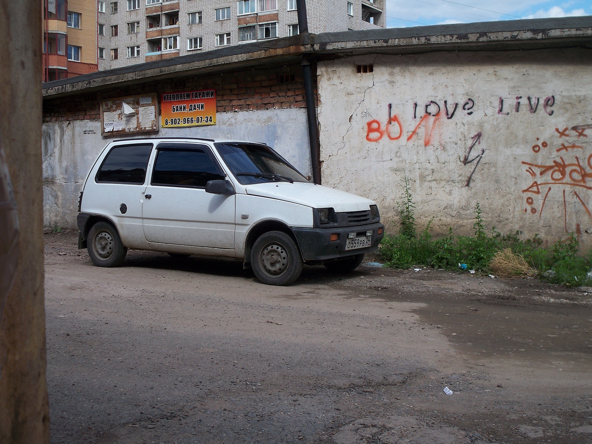 Авто фото объявления. Табуретка в авто. Наклейка на авто бешеная табуретка. Бешеная табуретка машина. Наклейка на оку бешеная табуретка.