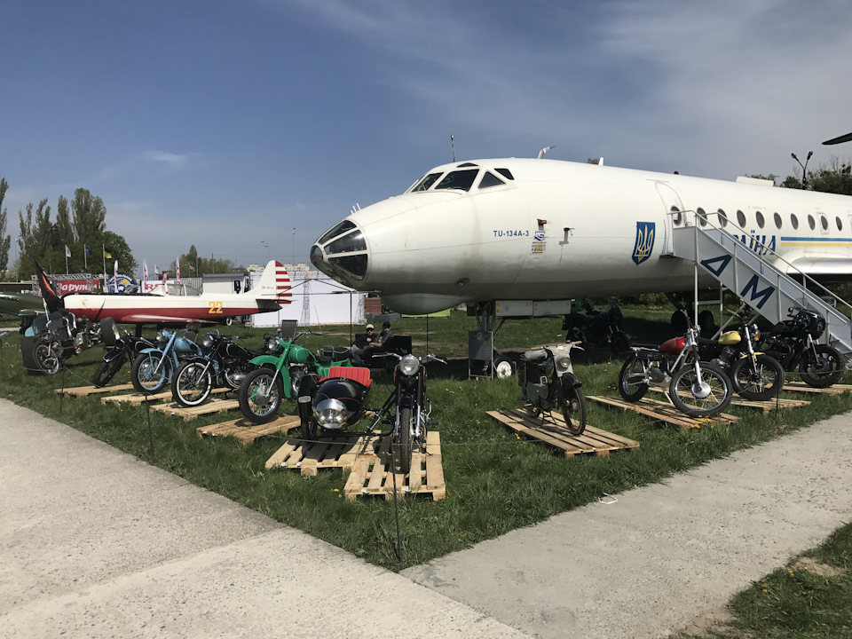 Вот чем фестиваль радует, так это широтой ассортимента представленных моторизированных хобби. Мотоциклы… — Pontiac Firebird (4G)