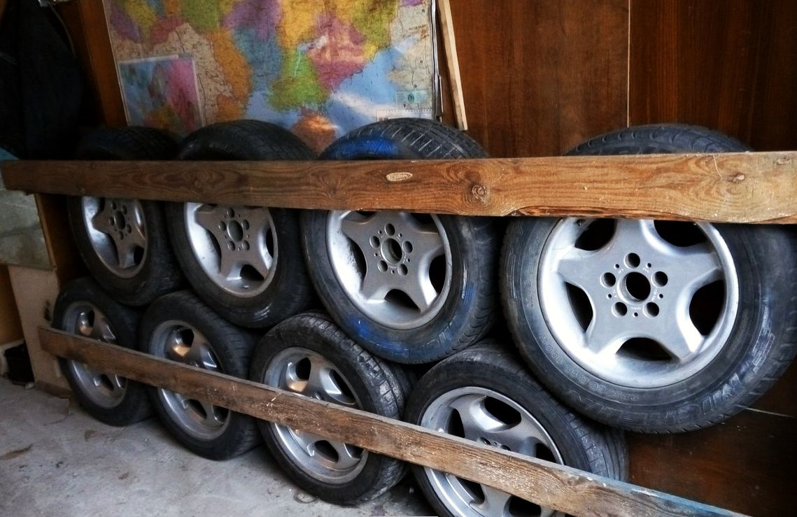 Храним колеса рф спб. Приспособление для хранения колес. Стеллаж для колес в гараж. Хранение колес. Приспособления для хранения колес в гараже.