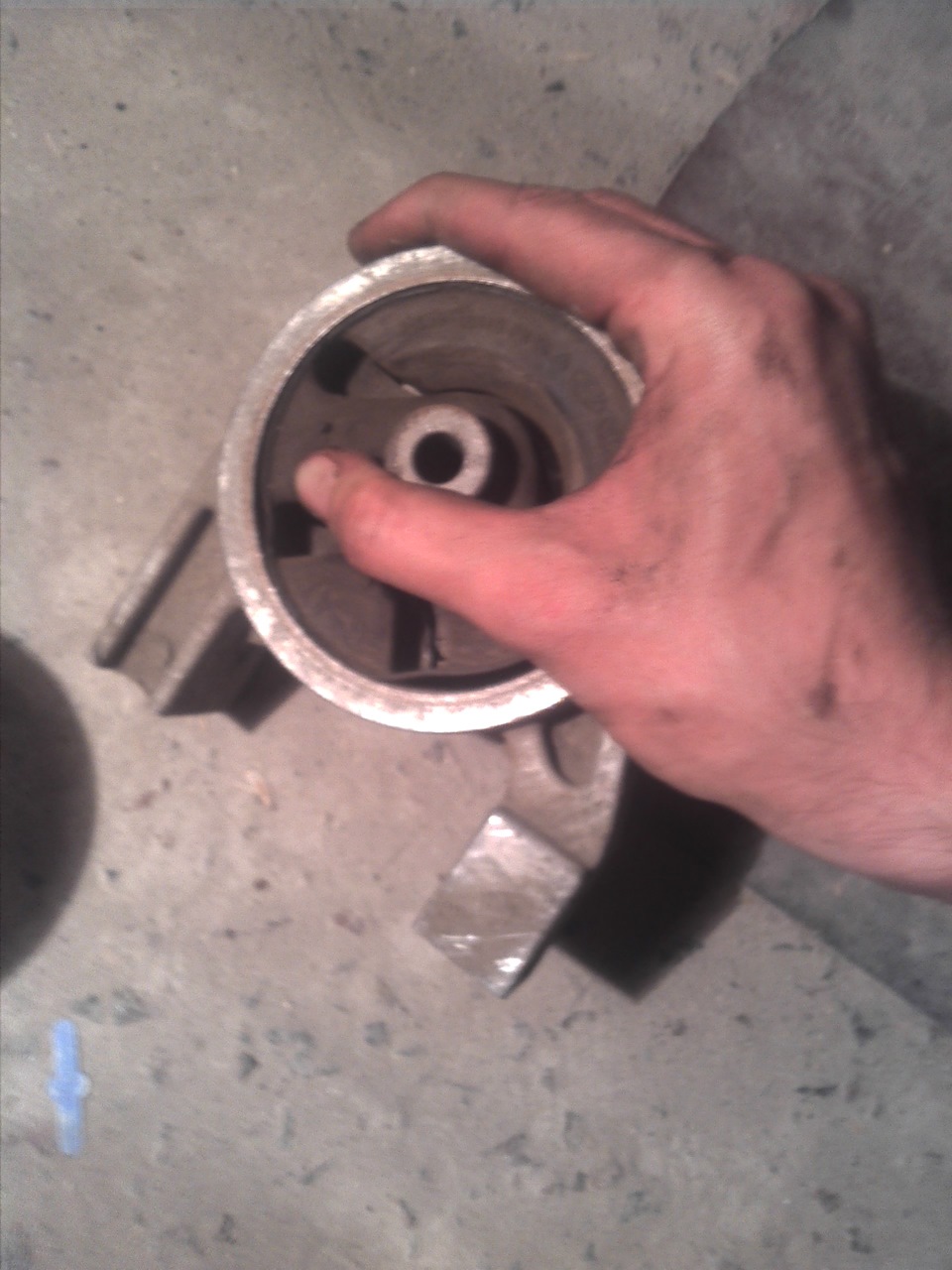 Замена задней подушки двигателя — Hyundai Accent (3G), 1,6 л, 2008 года ...