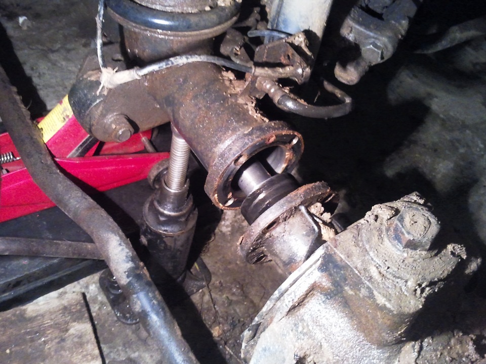 Подтяжка шкворней уаз буханка. Ключ для подтяжки шкворней уаз буханка. Передние шкворня уаз 3303. Шприцевать шкворня уаз буханка. Подтянуть шкворень.