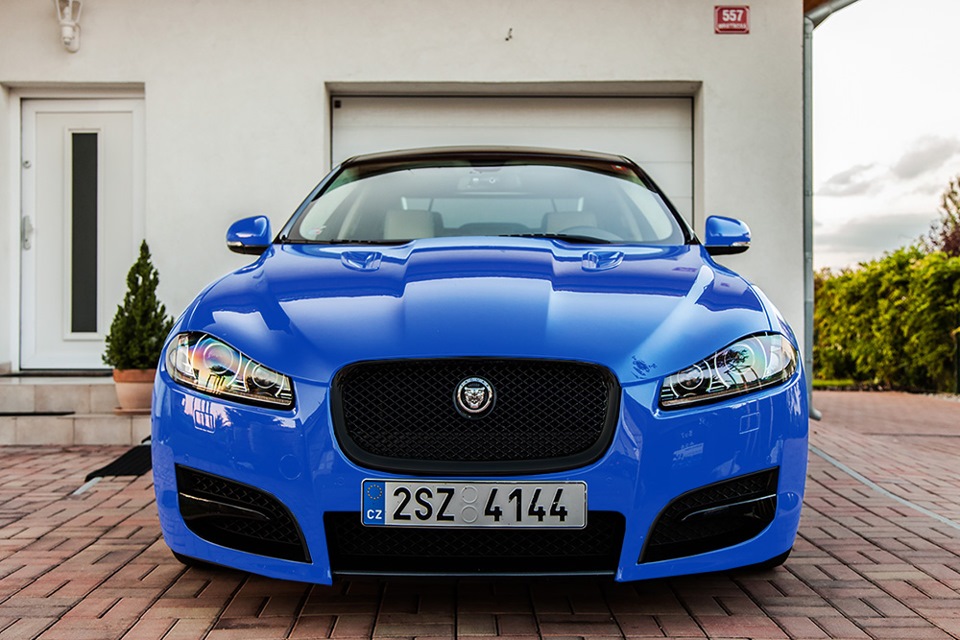 Включи голубой. Jaguar XFR S Ultra Blue. Ультра синий цвет.