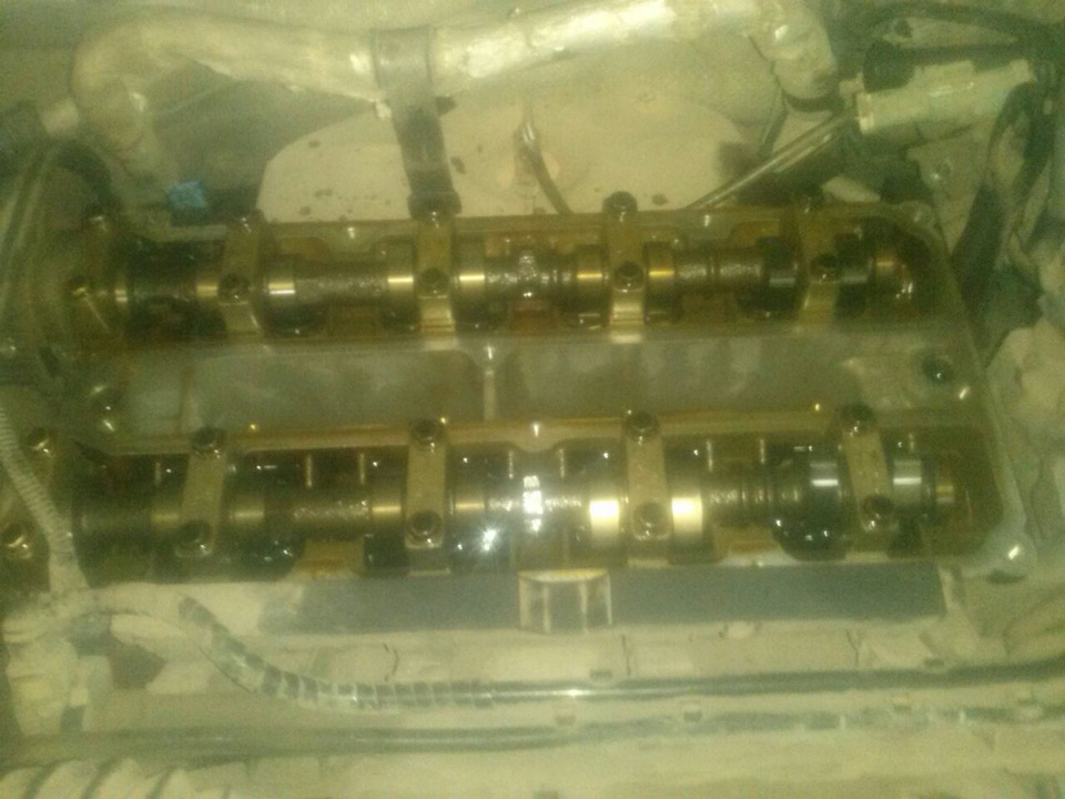Замена прокладки клапанной крышки двигателя — Ford Fiesta (Mk V), 1,6 л ...