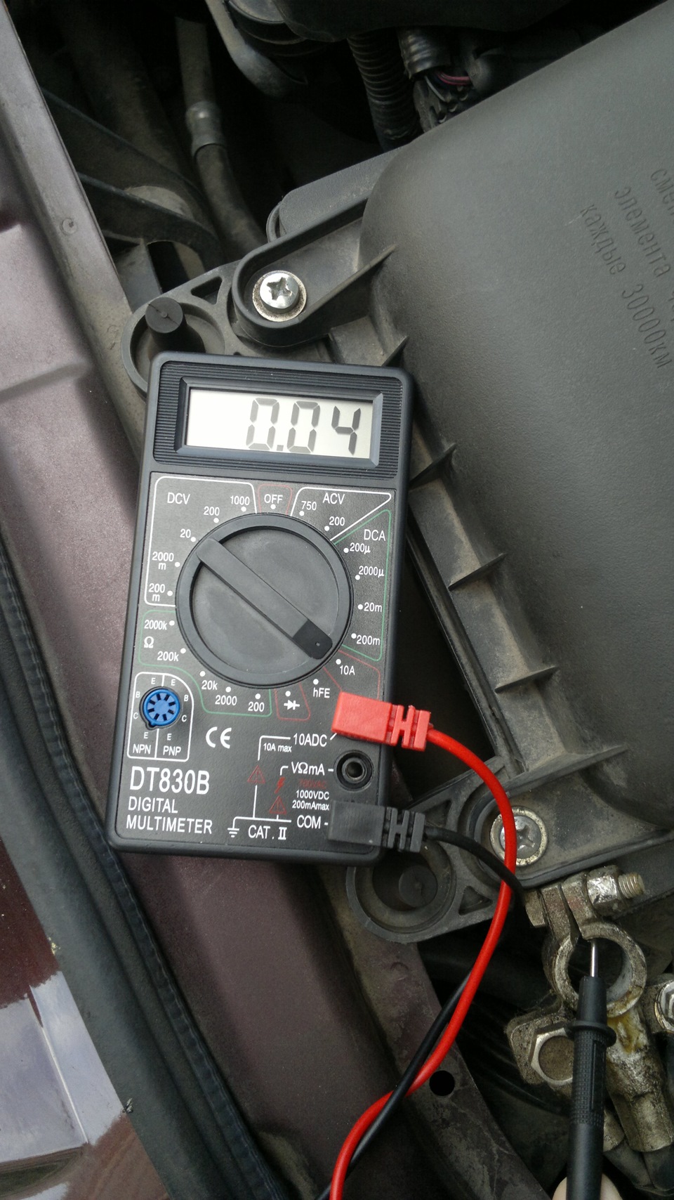Проверить утечку тока на ваз. Измерение мультиметром силу тока напряжение аккумулятора. Как измерить аккумулятор мультиметром. Мультиметр замерить утечку тока. Как проверить напряжение АКБ мультиметром в автомобиле.