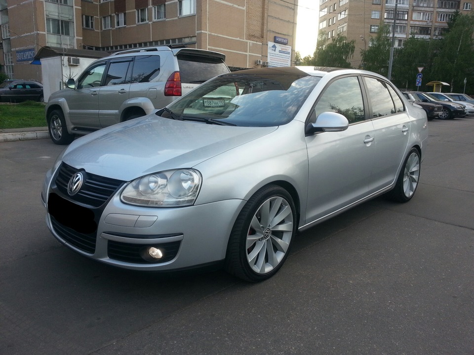 Фото volkswagen jetta серебристого цвета 2008 года