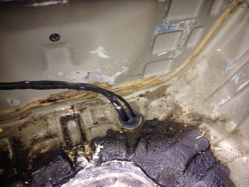 Вот в этом месте отверстие в кузове под проводку. Его я и использовал.Простите за грызь, пока не отскреб все что там у меня — видать химию на шумку пролили — Subaru Outback (BP)