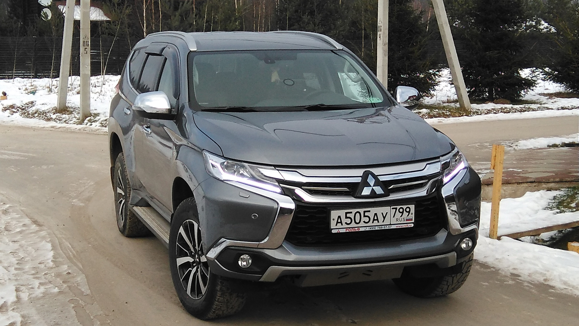 Паджеро спорт 3 2.4 дизель. Решетка Mitsubishi Pajero Sport 3. Митсубиси Паджеро спорт 3 плавник Акулий.