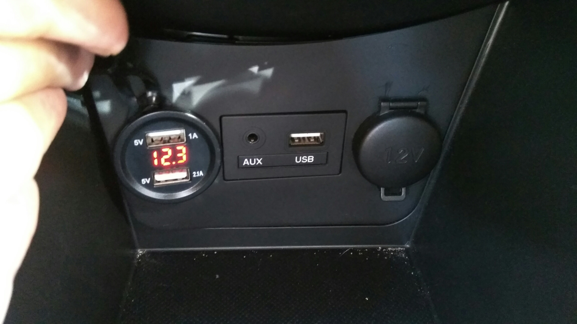 Хендай аукс. Hyundai Solaris 2 прикуриватель. Хендай Солярис USB разъем. USB Солярис 2. Блок панели USB для Хендай Солярис 1.