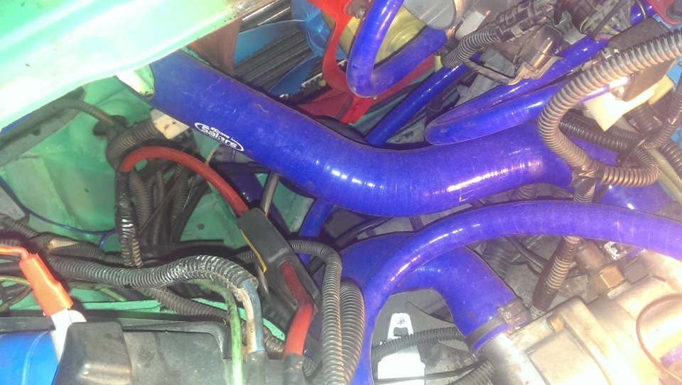 0 сапун. Шланги под капотом. Кислородная трубка под капотом. Силиконовые патрубки под капотом 1jz. Jimny патрубки под капотом.