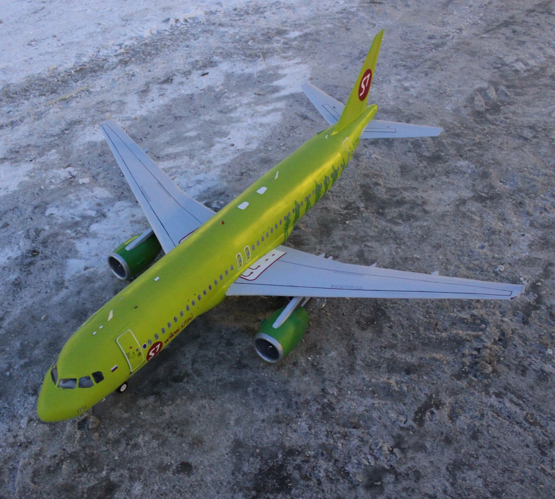 авиакомпания 1. модель самолета airbus a320 s7. ил 18 74268. шри ланка ресторан самолет. самолет с зеленым хвостом.