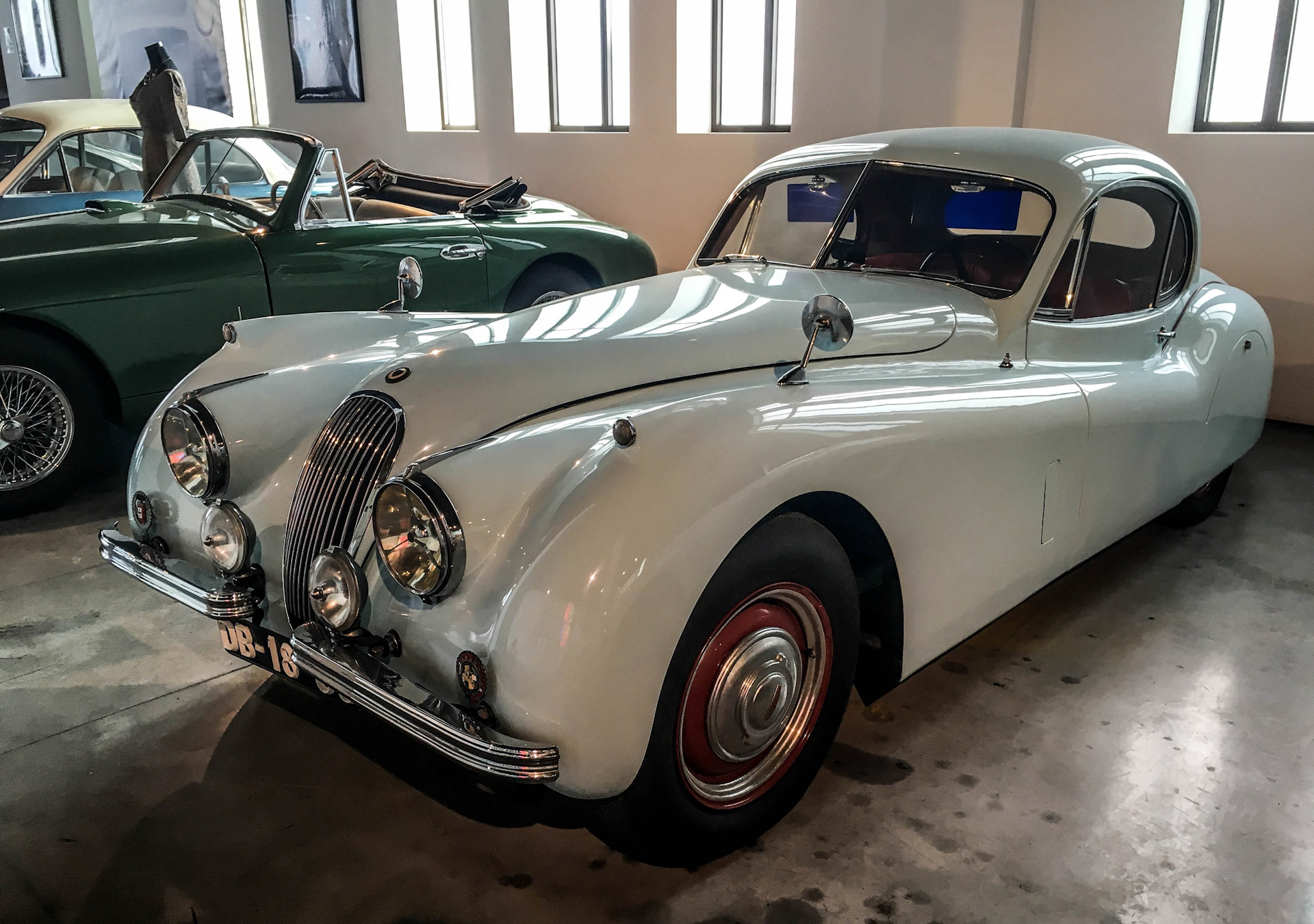 Двигатель Jaguar xk120. Автомобильный музей в Малаге. Музей «Retro car show». Автомобильный музей в Малаге фото музея.