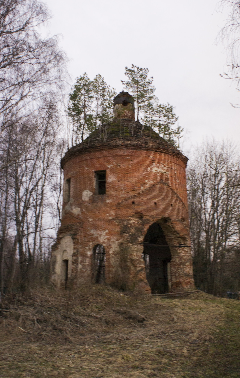 Каменная Покровская церковь построена в 1802-1804 гг. на средства помещика Дмитрия Михайловича Рахманова. — УАЗ 315195 Hunter. Запчасти на фото: B1802