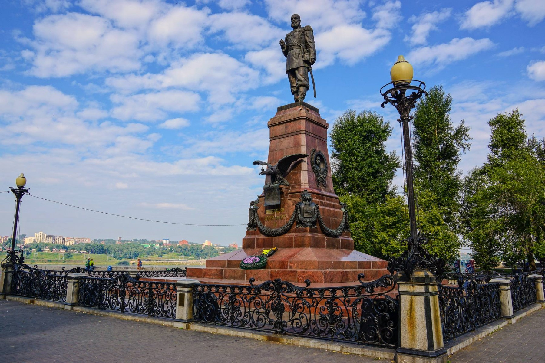 Памятник Александру 2 в Иркутске
