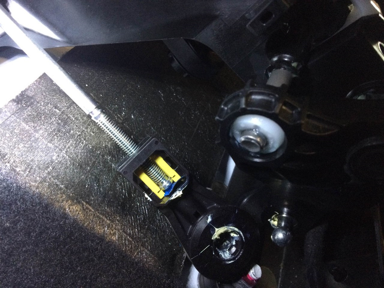 Клацает при переключении передач ford focus 2. Щелкает при переключении передач. Демпфер кпп. Щелкает при переключении передач. Гранта подгазовывает при переключении.