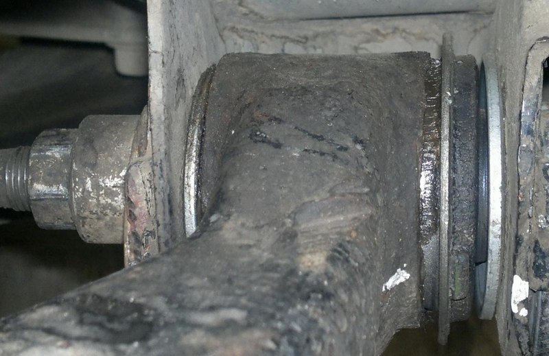 На этой фотографии видно как сайлентблок вылез из рычага. — Toyota Fortuner (1G)