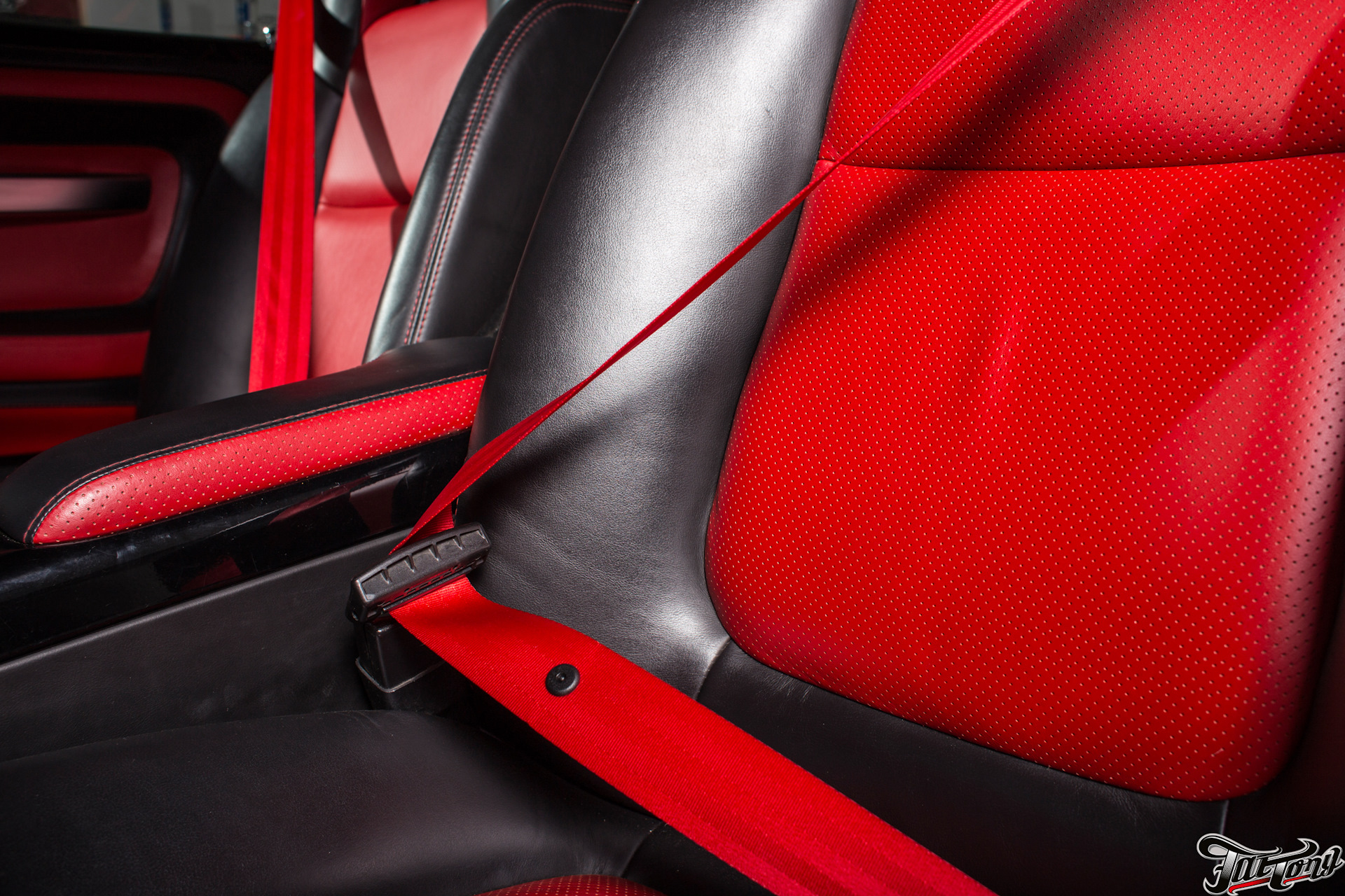 Красные ремни безопасности. GTI mk3 красные ремни безопасности. Машины с красными ремнями безопасности. Салон авто с красными ремнями безопасности.