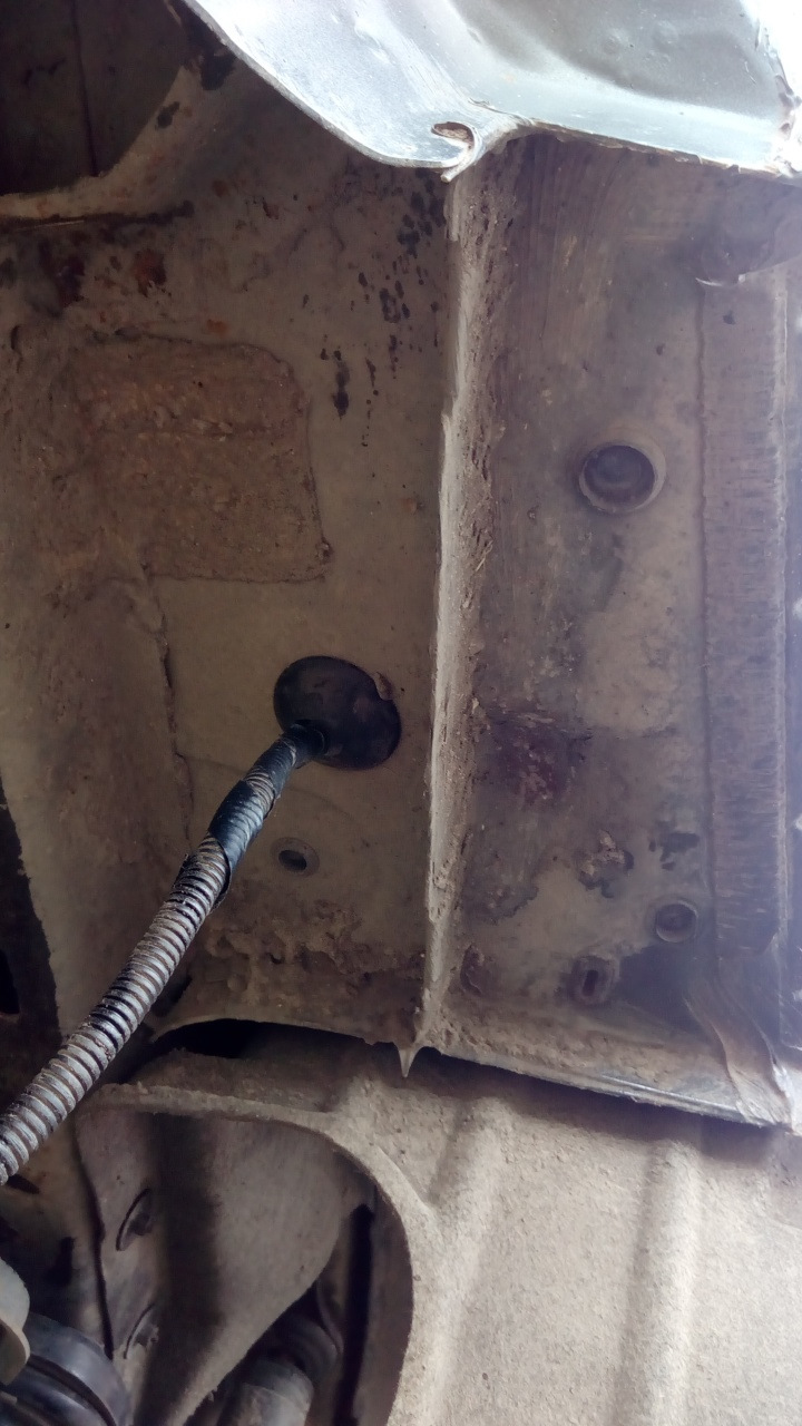 вид под днищем авто — Ford Mondeo IV