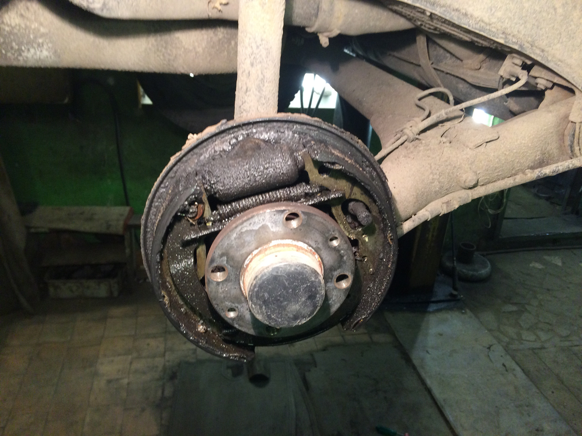 Замена тормозного цилиндра — Lada Приора хэтчбек, 1,6 л, 2011 года ...